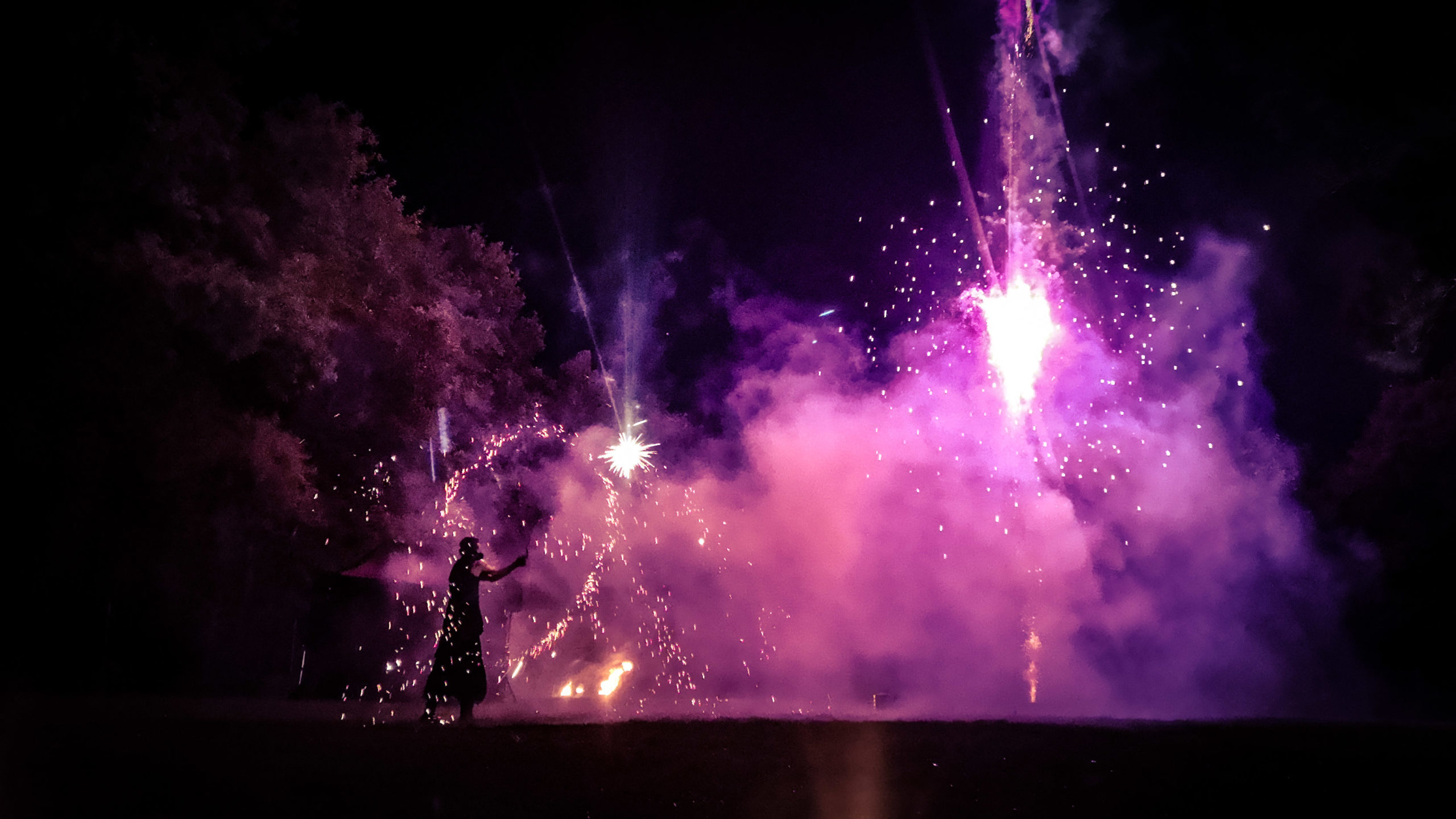 spectacle de feu,jongleur de feu, compagnie belizama, cracheurs de feu, spectacle de rue, spectacle de feu bretagne, spectacle pyrotechnique, belizama, spectacle de feu mariage, spectacle de feu médiéval