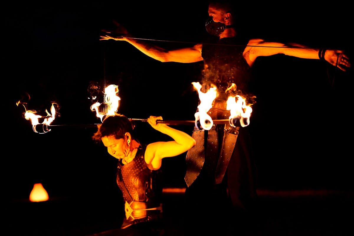 Chorégraphie de feu élégante mêlant danse et pyrotechnie pour une prestation sur-mesure de prestige.
