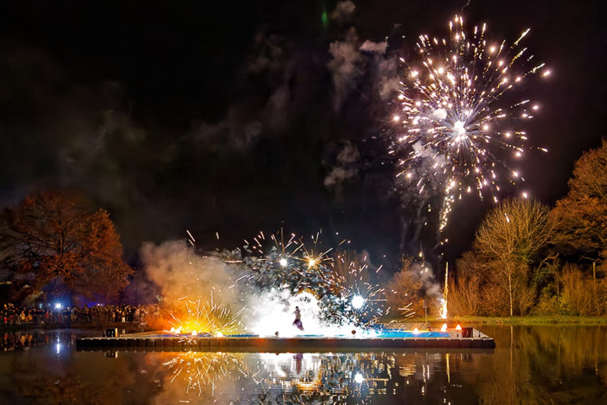 Animation de soirée de mariage avec fontaines d'étincelles et jongleurs de feu dans les Pays de la Loire.
