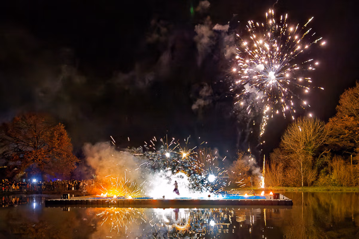 Final spectaculaire de spectacle de feu à Tours, une animation de clôture grandiose et mémorable.