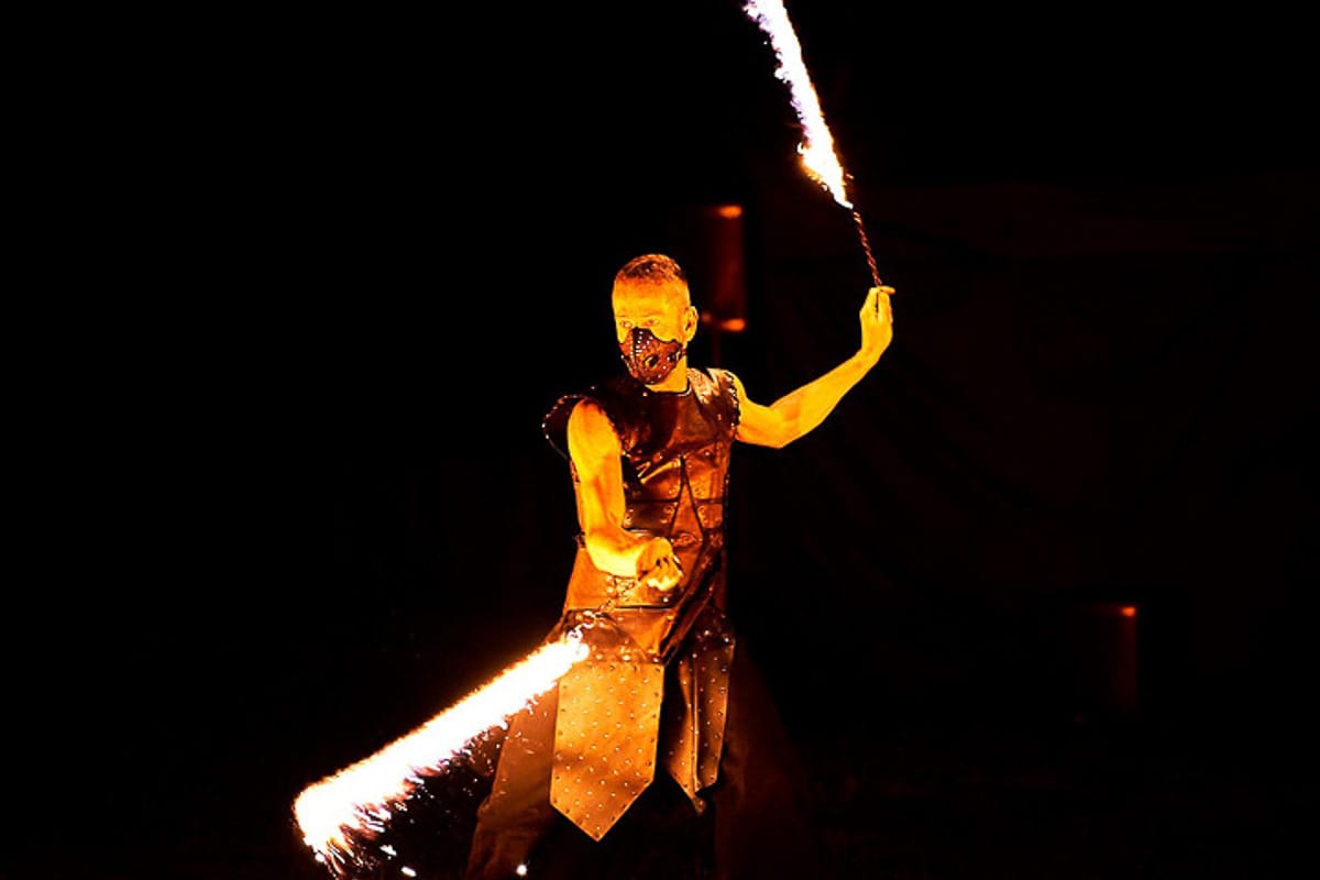 Spectacle de feu onirique et pyrotechnie pour une réception de mariage élégante en Bretagne.
