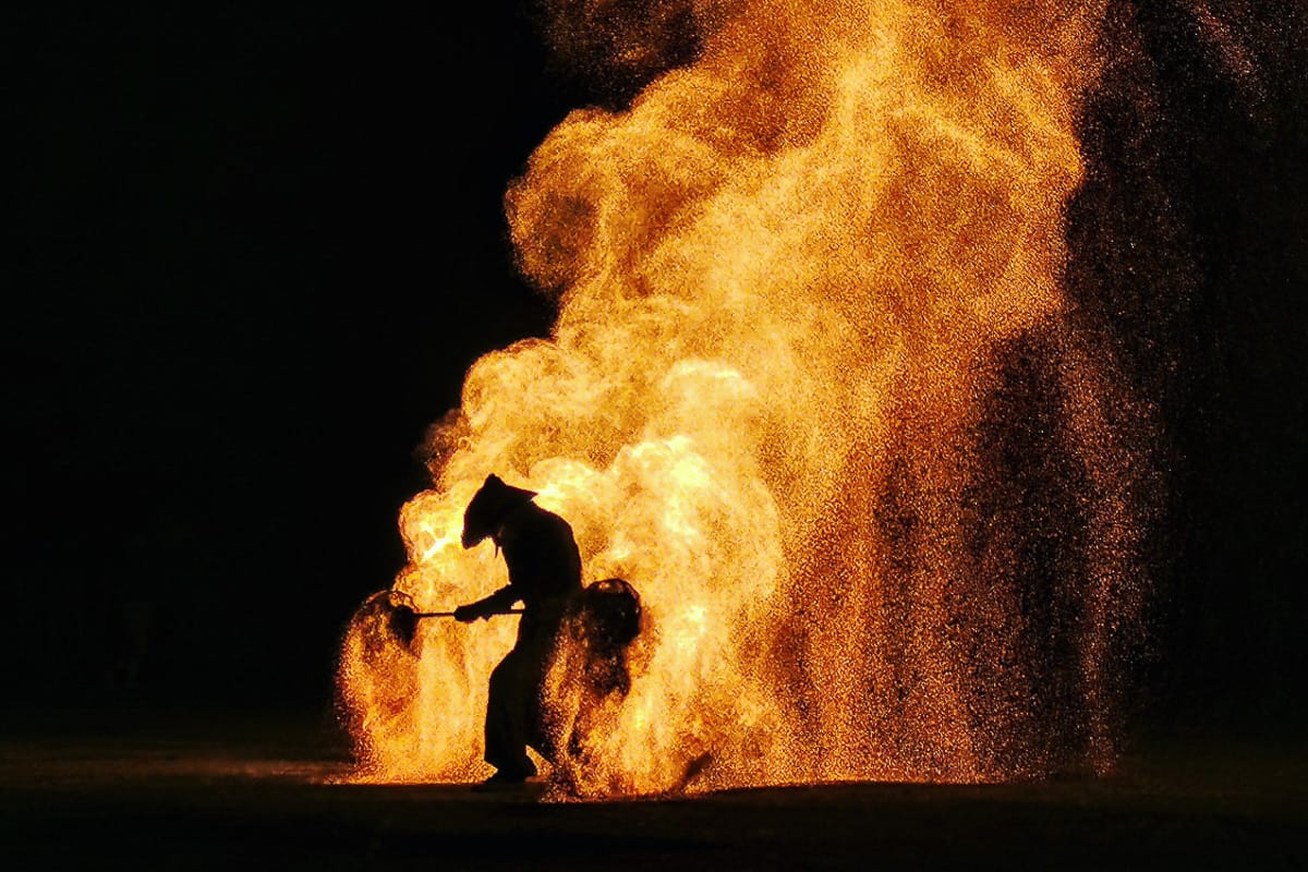 Compagnie professionnelle de spectacle de feu intervenant dans tout le Grand Ouest pour festivals et mariages.