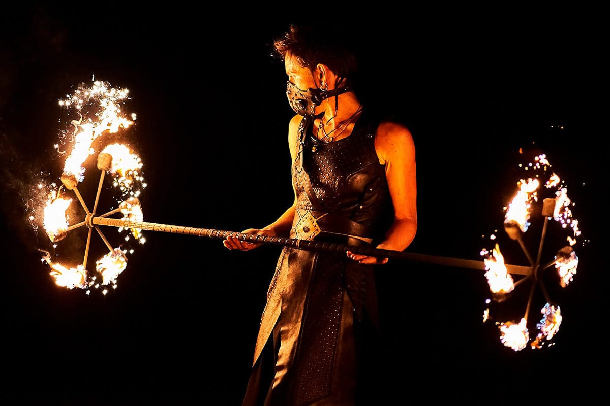 Mise en valeur de patrimoine historique par un spectacle de feu et de lumières oniriques.