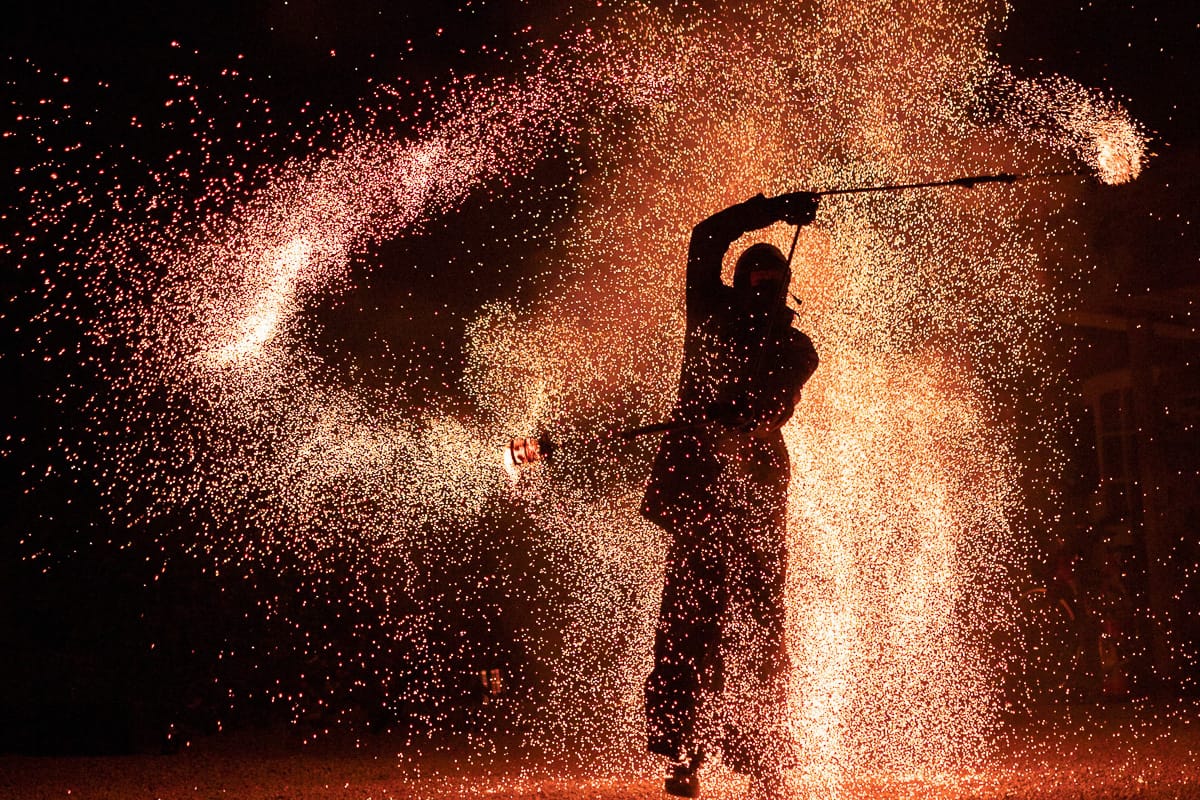 Performance de feu élégante avec projection d'étincelles pour le spectacle Estrella, idéal pour un mariage d'exception à Paris.
