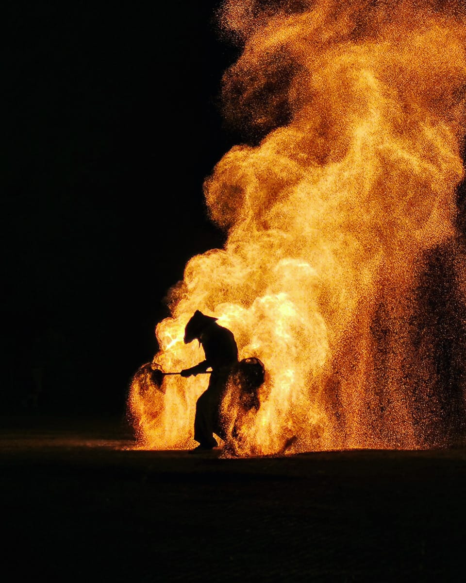 Final grandiose du spectacle de feu "Lune Rouge", une création mystique de la Compagnie Belizama.