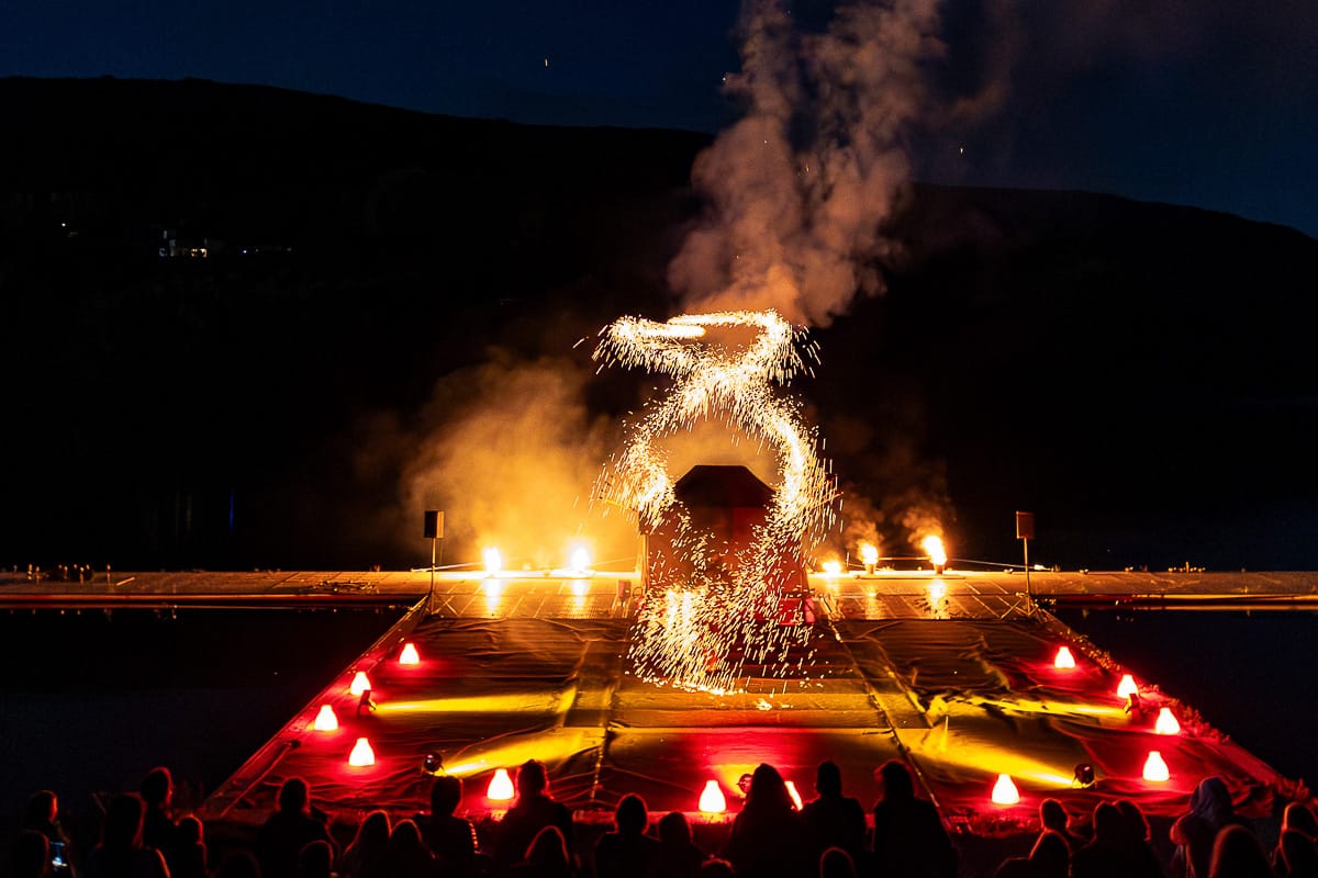 Artificier certifié de la Compagnie Belizama manipulant des effets pyrotechniques sécurisés pour un spectacle de rue.