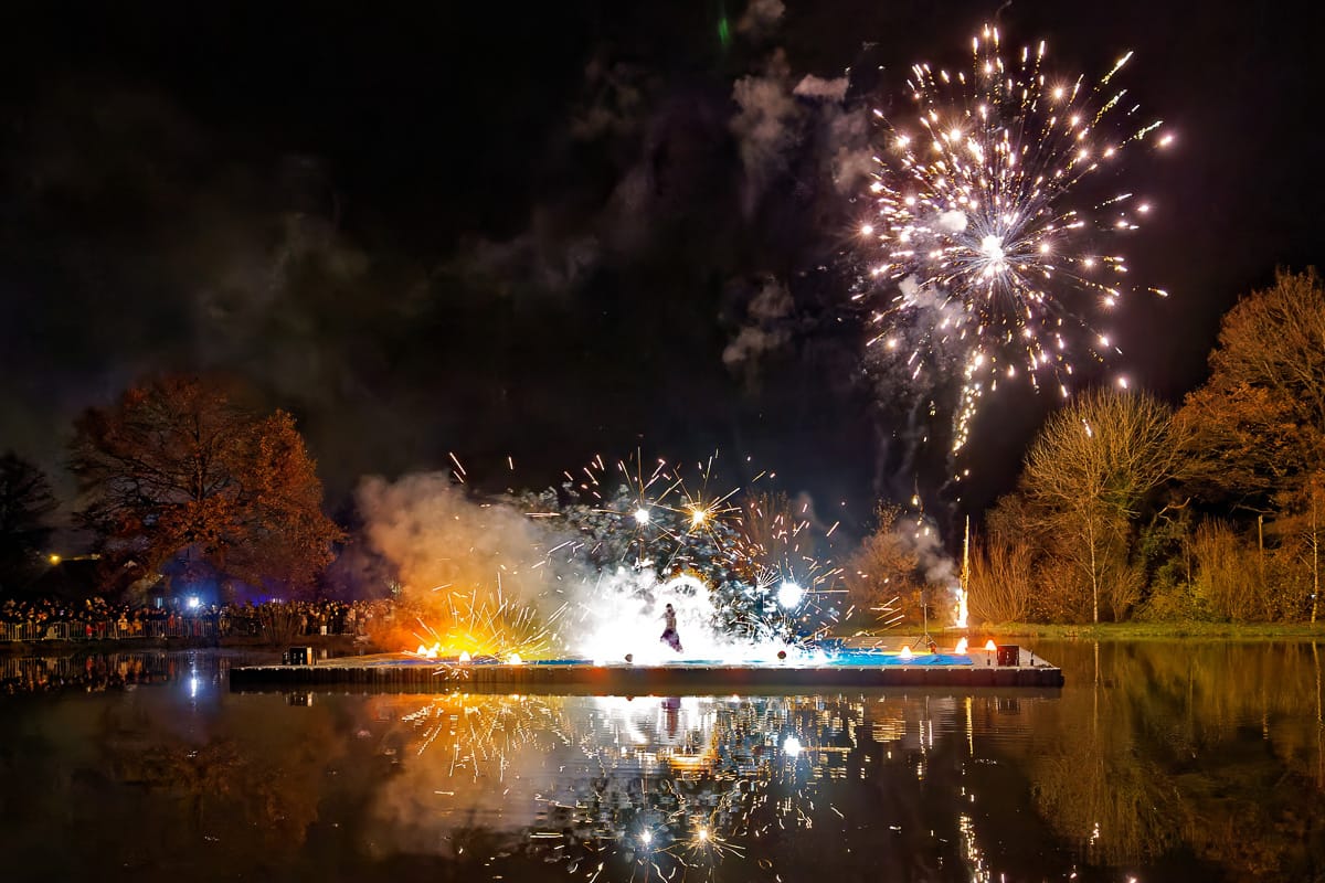 Création de spectacle de feu personnalisé et pyrotechnie sur mesure pour événements exclusifs dans le Grand Ouest et à Paris.